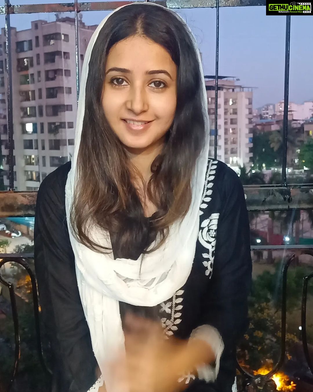 Sana Amin Sheikh Instagram - Chand Raat ko waqt hee kahan milta hai.. Duaaein, choodiyaan, jhumke, suit, dupatte, tayyariyon se fursat hee kahan.. Warna iraada toh mera bhi reel banane ka tha 🌙 21.4.2023 Eid ka Chand bohot Mubarak ho Doston 🌸 Allah humare roze-ibaaton ko Qubool kare, Aameen 🤲🥺 Alvida Juma! #ramzaan #alvidajuma #ramzaan2023 ##alvidamaheramzan #chand #chandmubarak #dua #eid2023 #alvidajumma #ramadan #ramadaan #ramzan #Beautiful 🤍