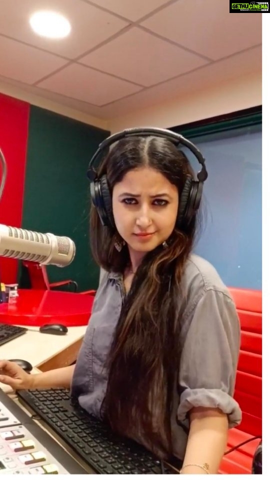 Sana Amin Sheikh Instagram - I know this is not a 90s ka song but we play early 2000s too šµ Tune in to @gaana @mirchi90s šµ #jaanekyun #dilchahtahai #mirchi90s #radiomirchi #radiojockey #rj #rjs #radiopresenter #90s #90sbollywood #uditnarayan #alkayagnik #shankarehsaanloy #javedakhtar #AamirKhan #preityzinta #farhanakhtar #radiojockeys