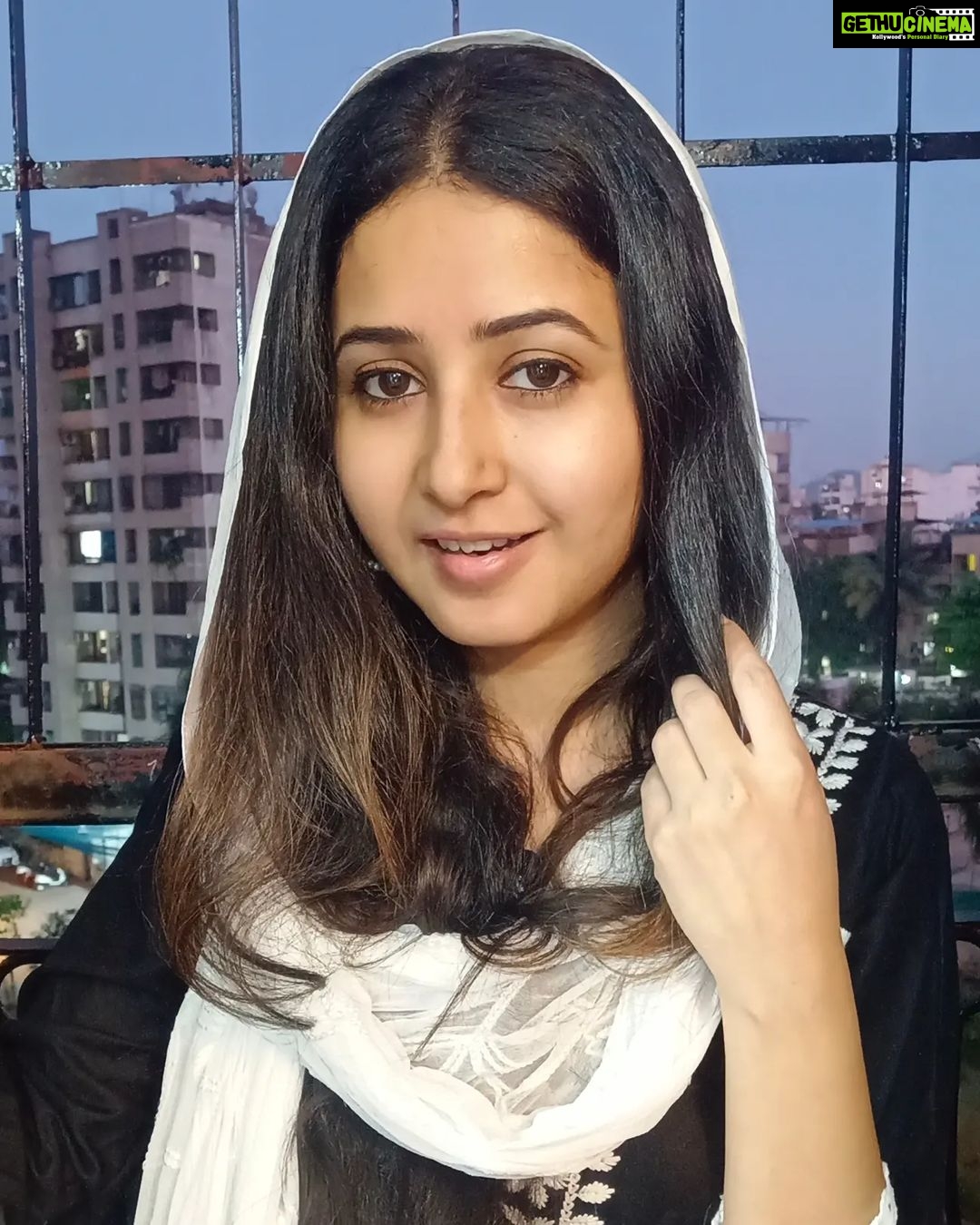 Sana Amin Sheikh Instagram - Chand Raat ko waqt hee kahan milta hai.. Duaaein, choodiyaan, jhumke, suit, dupatte, tayyariyon se fursat hee kahan.. Warna iraada toh mera bhi reel banane ka tha 🌙 21.4.2023 Eid ka Chand bohot Mubarak ho Doston 🌸 Allah humare roze-ibaaton ko Qubool kare, Aameen 🤲🥺 Alvida Juma! #ramzaan #alvidajuma #ramzaan2023 ##alvidamaheramzan #chand #chandmubarak #dua #eid2023 #alvidajumma #ramadan #ramadaan #ramzan #Beautiful 🤍