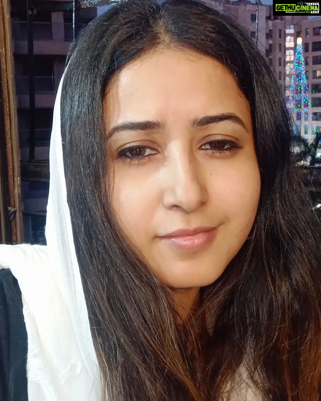 Sana Amin Sheikh Instagram - Chand Raat ko waqt hee kahan milta hai.. Duaaein, choodiyaan, jhumke, suit, dupatte, tayyariyon se fursat hee kahan.. Warna iraada toh mera bhi reel banane ka tha 🌙 21.4.2023 Eid ka Chand bohot Mubarak ho Doston 🌸 Allah humare roze-ibaaton ko Qubool kare, Aameen 🤲🥺 Alvida Juma! #ramzaan #alvidajuma #ramzaan2023 ##alvidamaheramzan #chand #chandmubarak #dua #eid2023 #alvidajumma #ramadan #ramadaan #ramzan #Beautiful 🤍