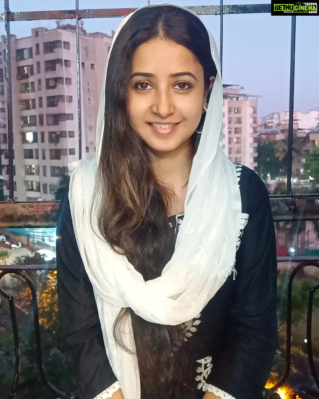 Sana Amin Sheikh Instagram - Chand Raat ko waqt hee kahan milta hai.. Duaaein, choodiyaan, jhumke, suit, dupatte, tayyariyon se fursat hee kahan.. Warna iraada toh mera bhi reel banane ka tha 🌙 21.4.2023 Eid ka Chand bohot Mubarak ho Doston 🌸 Allah humare roze-ibaaton ko Qubool kare, Aameen 🤲🥺 Alvida Juma! #ramzaan #alvidajuma #ramzaan2023 ##alvidamaheramzan #chand #chandmubarak #dua #eid2023 #alvidajumma #ramadan #ramadaan #ramzan #Beautiful 🤍