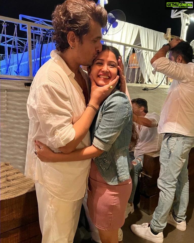 Sana Amin Sheikh Instagram - Celebrating PadmaShree Sonu Nigam 🙌 Such a Lovely Evening... Thank you for being You... and thank you for being the warmest Host ever 💯🎵🎵🎵 31.3.2022 #sonunigam #padmashrisonunigam #sonuji #AamirKhan #padmashri #padmashree @sonunigamofficial @msaira08 @madhurimanigamofficial @shreyaspuranikofficial @krushna30 @archanaapania @officialsandipssingh @rahulvaidyarkv True Tramm Trunk