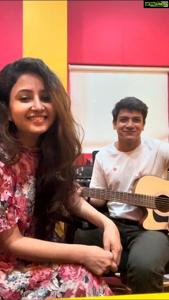 Sana Amin Sheikh Instagram - 90s ka one of the Most Romantic Songs .. hai na? Guitar पे humara अपना Musician RJ : @mirchijashank Vocals: @sanaaminsheikh 22।7।22 🌸 #MainKoiAisaGeetGaun #AgarTumKaho #YesBoss #ShahrukhKhan #JuhiChawla #JatinLalit #JavedAkhtar 🌸