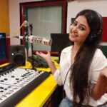 Sana Amin Sheikh Instagram - Arz hai... Kuch majnoo bane kuch ranjhaa bane... Kuch romeo kuch farhaad hue... Is rang roop ki chaahat mein Jaane kitne barbaad hue... Yeh (woh) dekho.. 😄😄😄 Ishq toh sirf 90s se.. Mirchi 90s par.. 💗 Hai na.. @mirchi90s #Bollywood #90s #RadioMirchi #ishq #baawri #AamirKhan #sonalibendre #sarfarosh #jatinlalit #alkayagnik #sameer #isdeewaneladkeko #RJsana #radiojockey #radiopresenter #Ishq ✓