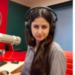 Sana Amin Sheikh Instagram - I know this is not a 90s ka song but we play early 2000s too 🎵 Tune in to @gaana @mirchi90s 🎵 #jaanekyun #dilchahtahai #mirchi90s #radiomirchi #radiojockey #rj #rjs #radiopresenter #90s #90sbollywood #uditnarayan #alkayagnik #shankarehsaanloy #javedakhtar #AamirKhan #preityzinta #farhanakhtar #radiojockeys