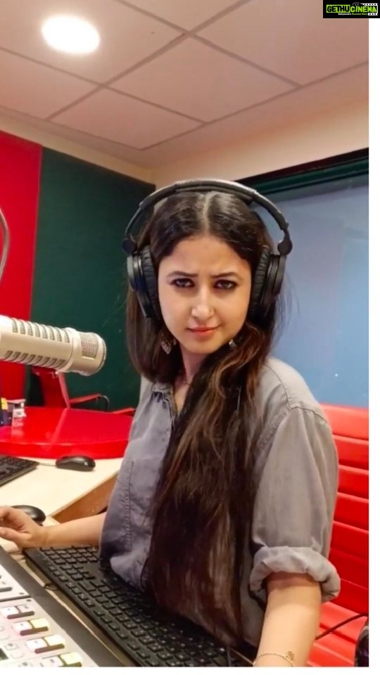 Sana Amin Sheikh Instagram - I know this is not a 90s ka song but we play early 2000s too 🎵 Tune in to @gaana @mirchi90s 🎵 #jaanekyun #dilchahtahai #mirchi90s #radiomirchi #radiojockey #rj #rjs #radiopresenter #90s #90sbollywood #uditnarayan #alkayagnik #shankarehsaanloy #javedakhtar #AamirKhan #preityzinta #farhanakhtar #radiojockeys