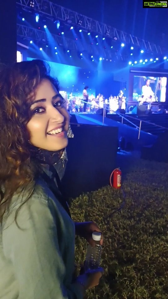 Sana Amin Sheikh Instagram - Sonu Nigam Live in Concert ! #sonunigam #sonunigamlive #sonunigamliveinconcert #mahalaxmiracecourse #sonunigamsongs #concert #concerts #live #stage #artist #reelsofinstagram #sana #sanaaminsheikh #fan #fanforlife #curls #curlyhair #girlwithcurls #naturalhair #loveformusic #aajarepardesi #madhumati #latamangeshkar #hindimusic #bollywood #actor #rj .. #basbohothuehashtags