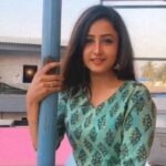 Sana Amin Sheikh Instagram - Reel shot by @girl_with_conflicts I know I can't keep up with the trending songs... 😛 Lata ji ke gaane kabhi bhi kahin bhi.. Love this one.. #aisasamanahota