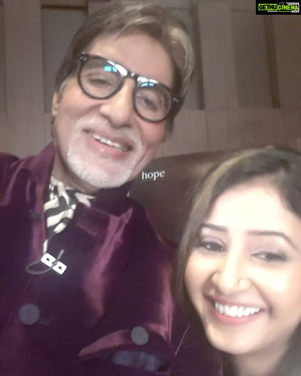 Sana Amin Sheikh Instagram - Happy Birthday Amitabh Bachchan ji. Selfies clicked by Him ✨ Tune into @mirchi90s as we take you through fun facts and trivia of the films Amit ji did in the 90s. #RJsana #mirchi90s #happybirthdayamitabhbachchan #amitabhbachchan #bachchan #sanasheikh #sanaaminsheikh #radio #webradio #radiojockey @amitabhbachchan