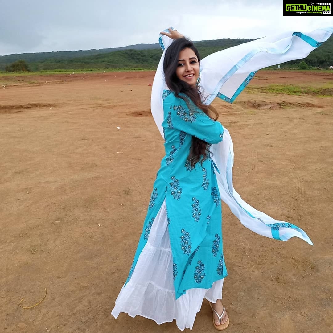 Sana Amin Sheikh Instagram - ššš Wearing : @reejhh_official @megha_vashishta 6.7.2021 #collaboration #mahableshwar #panchgani #exursion #suit #suits #indiansuits #sanaaminsheikh #tableland #bluesuit #cottonsuits #cottonsuit #greenery #nature #hills #mountains #maharashtra Mahableshwar