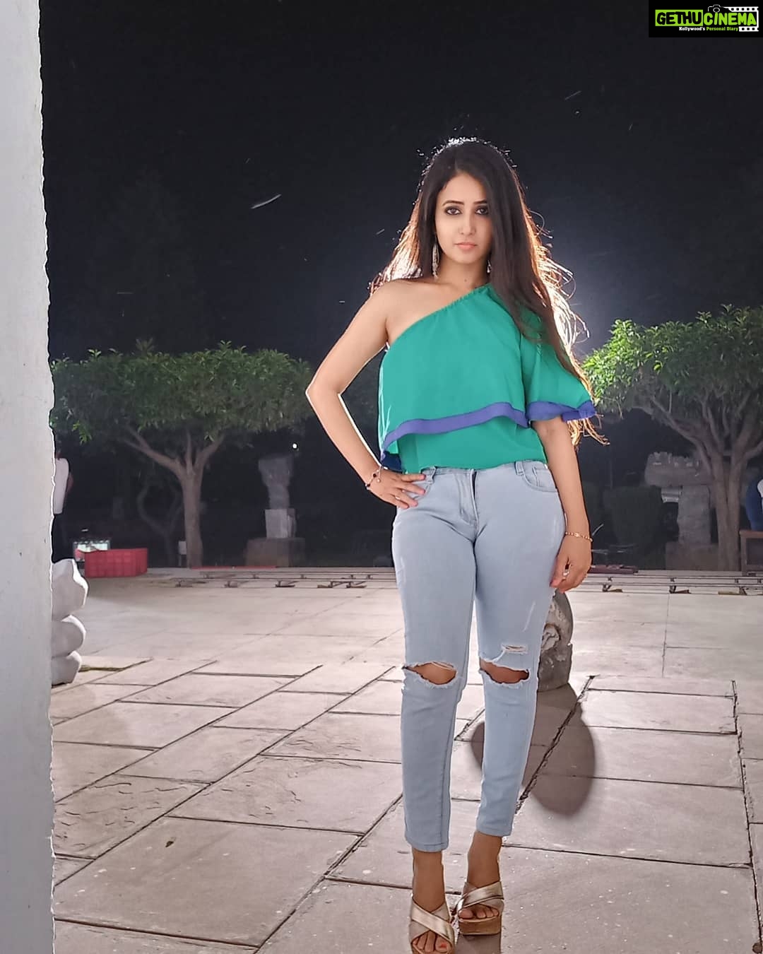 Sana Amin Sheikh Instagram - No Filter.. No Edit.. Ah! Matlab: Phir bhi dekho zaraa.. ๐ April 2021 #nofilter #noedit #greentop #fashion #fashionstyle #beyourownstylist #oneshouldertop #distressedjeans #rippedjeans #highheels #wedges #straighthair #tongs #nightshoot #nightshoots #musicvideo #musicvideos #independentmusic #songs #songshoots #songshoot #sanaaminsheikh #sanasheikh #actress #indianactress #indianactresses #RJ #radiojockey #radiojockeys #artist