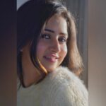 Sana Amin Sheikh Instagram - Kis kis ko yeh gaana pasand hai? 🤍 Mujhe toh bohot pasand hai.. #ghar Humse jaane kyun bevajah.. Jalte hain faasle.. ~Irshad Kaamil Clicked by: @rishishahhhhhh Makeup&hair: @mehekshah.mua