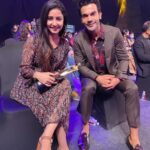 Sana Amin Sheikh Instagram - Picture Courtesy: @prashantpanday 💜💜💜 At the Smule Mirchi Music Awards. #smulemirchimusicawards @rajkummar_rao #rajkumarrao #sonunigam March 2021 PS: Before u congratulate me.. let me tell you - The Trophy Belongs to Mr. Sonu Nigam.