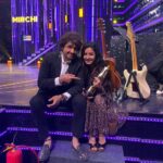 Sana Amin Sheikh Instagram - "AWARD" 😇 #SmuleMirchiMusicAwards #TheLegendSonuNigam @sonunigamofficial Picture Courtesy: @prashantpanday #mirchimusicawards #sonunigam @mirchilovee @mirchiworld March 2021. Vrindavan Studios