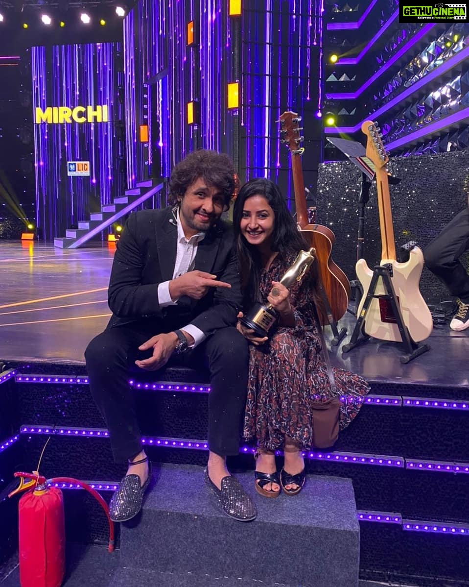 Sana Amin Sheikh Instagram - "AWARD" 😇 #SmuleMirchiMusicAwards #TheLegendSonuNigam @sonunigamofficial Picture Courtesy: @prashantpanday #mirchimusicawards #sonunigam @mirchilovee @mirchiworld March 2021. Vrindavan Studios