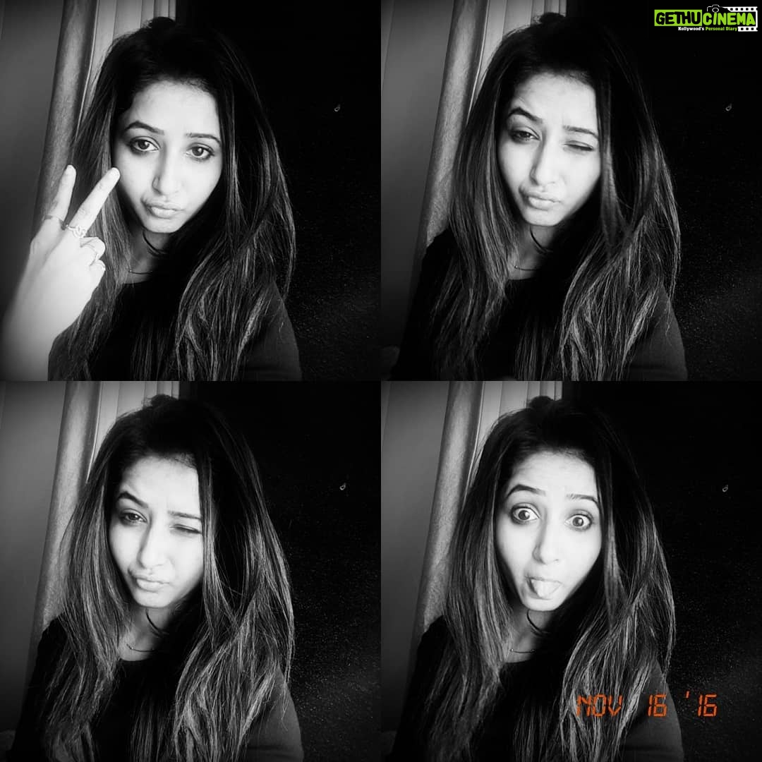 Sana Amin Sheikh Instagram - Ek din aayega, jab hum kahenge ki 'Naya Naya selfie ka daur aaya tha toh hum aisi shaklein kyun banate the?' ☺🤔 (Temporary Post)