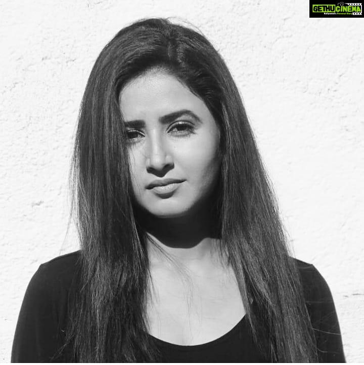 Sana Amin Sheikh Instagram - #BlackandWhite #ChallengeAccepted @rupali1234 🖤