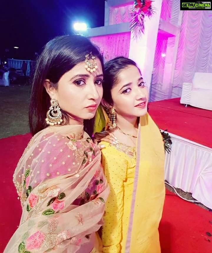 Sana Amin Sheikh Instagram - Happy Birthday to this Pretty Li'l Girl! May Allah bless you with all that you want! 🌻 @sanober.tanwar #SistersAreTheBest