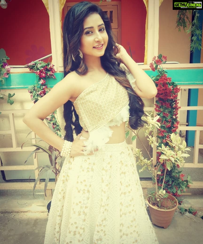 Sana Amin Sheikh Instagram - May 2018 on the sets of #naamkaran