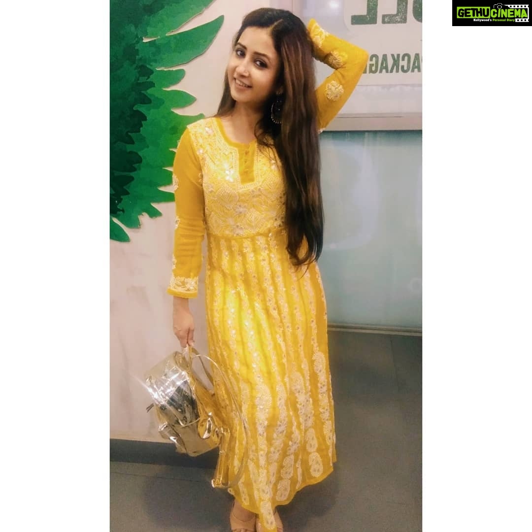 Sana Amin Sheikh Instagram - #Yellow #YellowKurti #Lucknowi #TravelDiaries March 2019