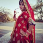 Sana Amin Sheikh Instagram - #onset #styleonset #onset🎥🎬 #PerfectPati #perfect #pati #dulhan #dulhanwear #bride #shooting #shoot #onshoot #punjabibride #punjabikudi #laaljoda #shalwarkameez #salwarkameez #swag #KitnaHashtagKarnaPadtaHai #Baapre तस्वीर: @mohitnain11 13/1/2019