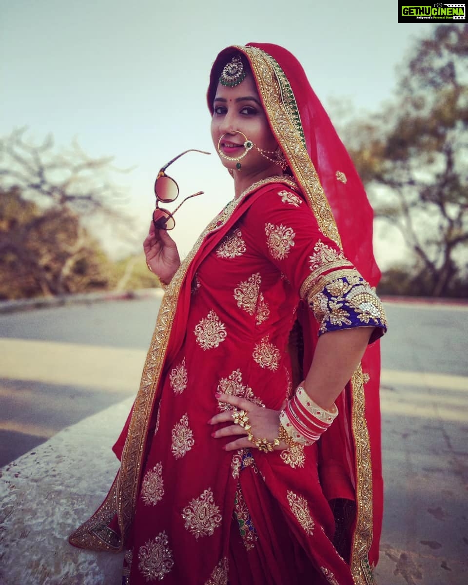 Sana Amin Sheikh Instagram - #onset #styleonset #onset🎥🎬 #PerfectPati #perfect #pati #dulhan #dulhanwear #bride #shooting #shoot #onshoot #punjabibride #punjabikudi #laaljoda #shalwarkameez #salwarkameez #swag #KitnaHashtagKarnaPadtaHai #Baapre तस्वीर: @mohitnain11 13/1/2019