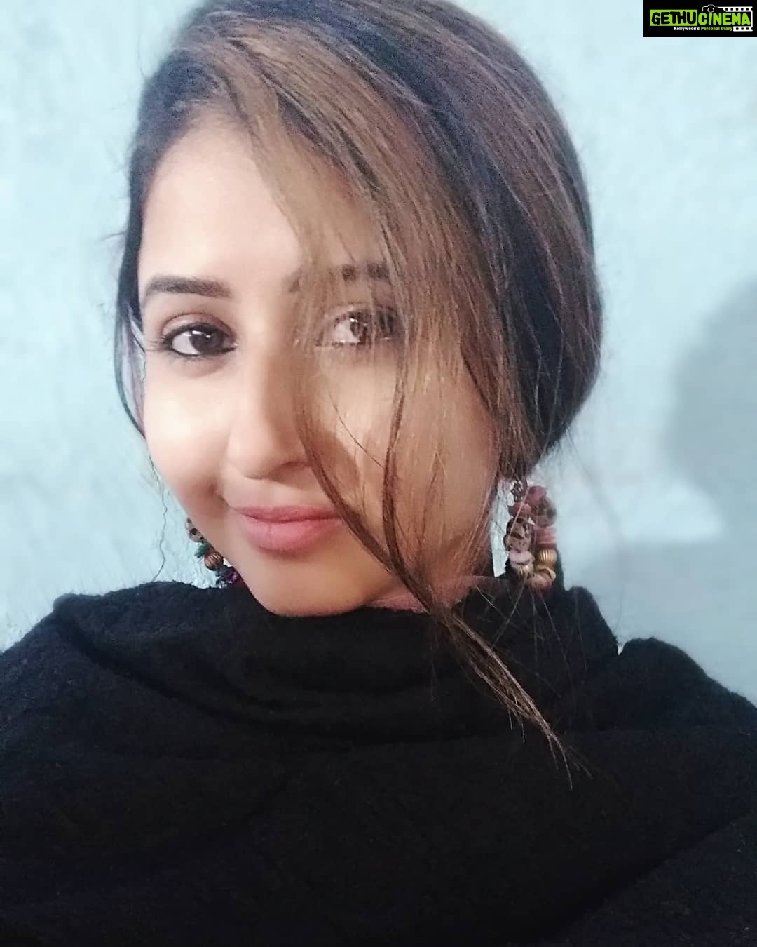 Sana Amin Sheikh Instagram - 2019 : Dekhein, aap kaise pesh aate hain.. Hum thode behtar hone ki koshish karenge.. Thodi aap kijiyega.. 😇
