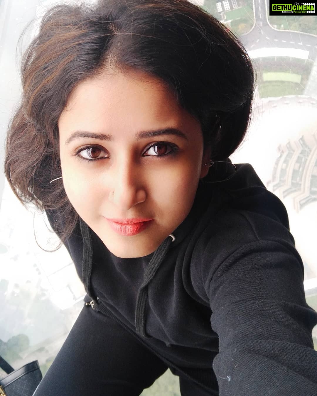 Sana Amin Sheikh Instagram - जिनके घर शीशे के होते हैं वो........... ;)