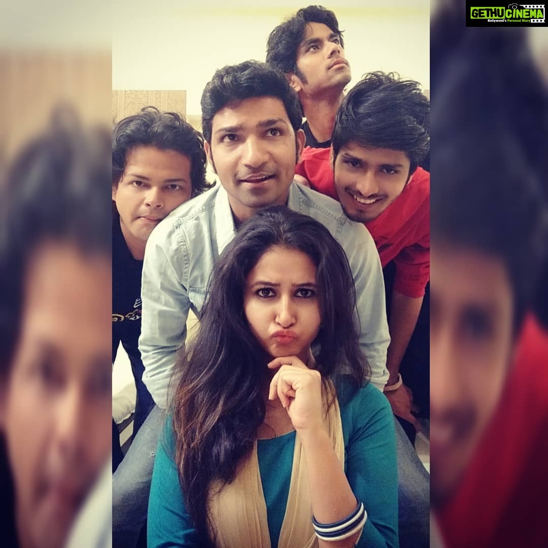Sana Amin Sheikh Instagram - #Film #ShootDiaries Up-to something.. ✌ 12/10/2018 Kanpur, Uttar Pradesh