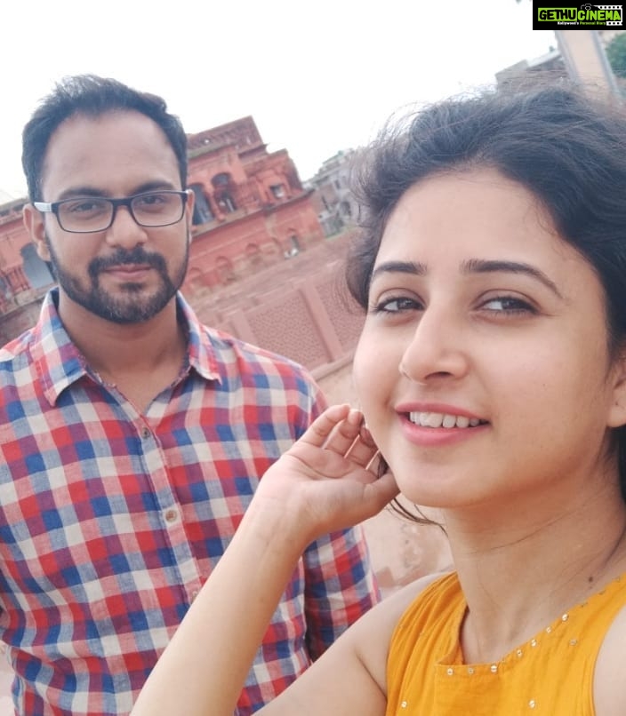 Sana Amin Sheikh Instagram - #HAPPYfaces #Lucknow #clocktower #badaimambara #DOP #ACTOR @piyushputy 21/9/2018 Clock Tower,Lucknow