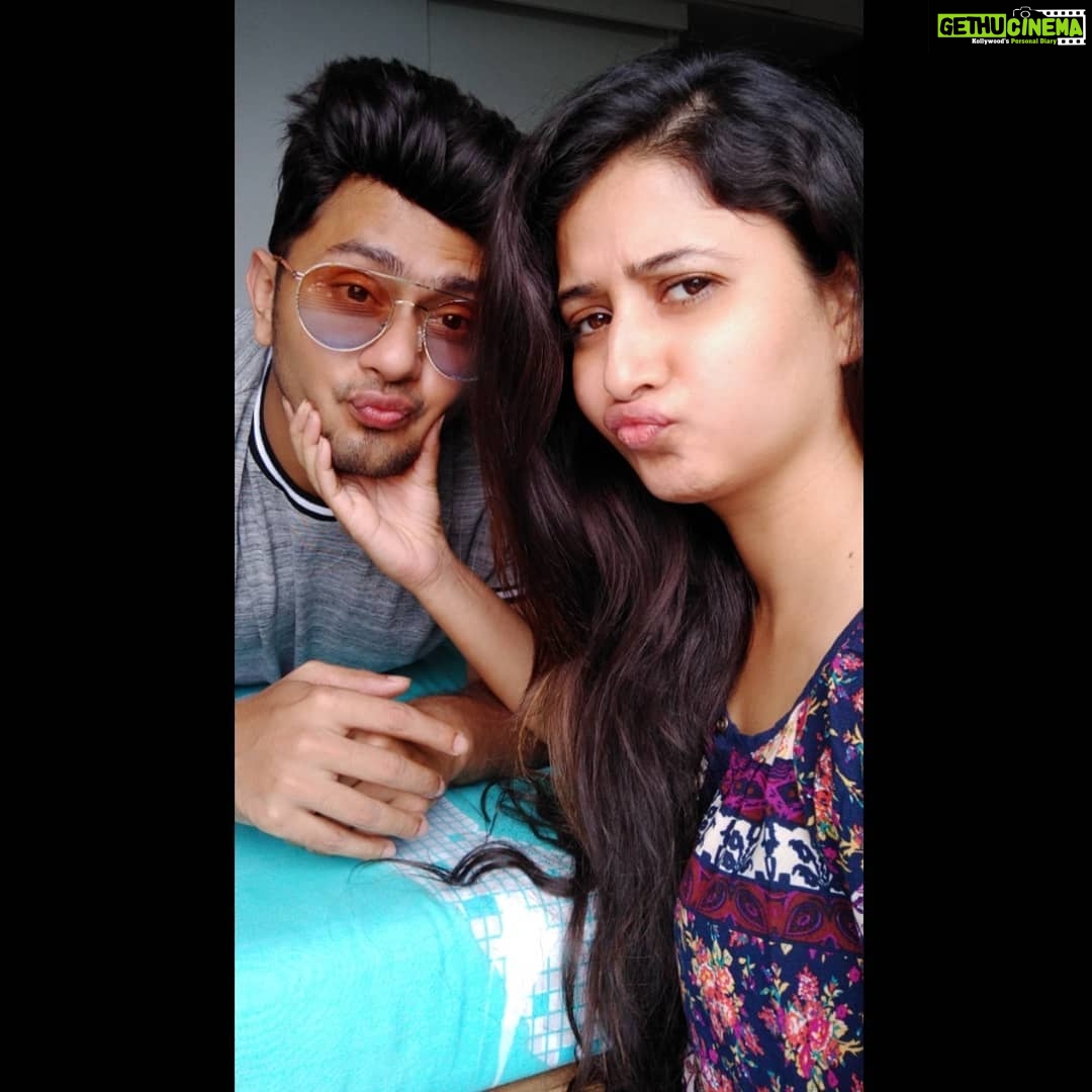 Sana Amin Sheikh Instagram - कुछ दोस्त चाहे जितने भी सालों बाद मिले आपसे, आपके लिए वो वैसे ही रहते हैं जैसे पहले थे.. @awez_darbar My #BachpanKaDost. #Dosti #friendship #awezdarbar #sanaaminsheikh ps: He's my cousin too.. 😛 But more of a friend !! 14/9/2018 Lokhandwala