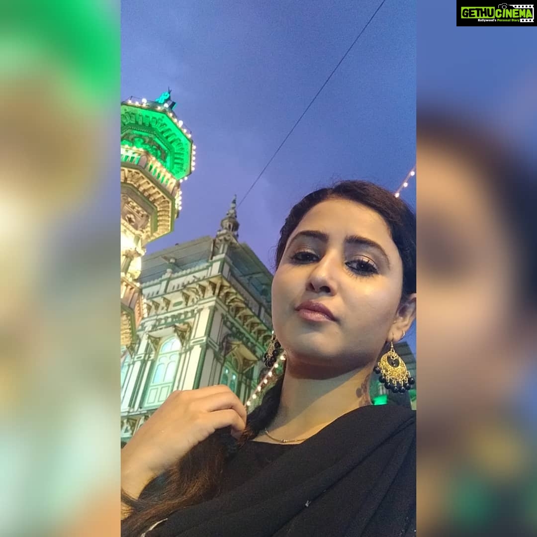 Sana Amin Sheikh Instagram - #MinaraMasjid #MohammadAliRoad With @sbsabpnews #saasbahuaursaazish @kalim1712 11/6/2018 Minara Masjid