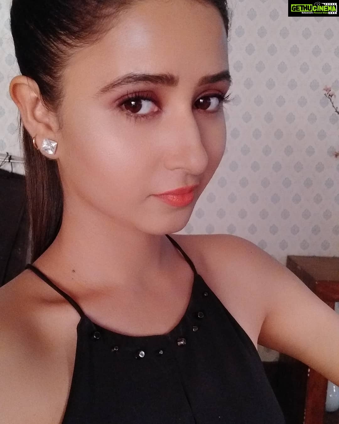Sana Amin Sheikh Instagram - When u r the last one to pack up after having a solo scene.... shooting for full night till 5am.. Love my job anyway.. Alhumdolillah... #Naamkaran 9.3.18