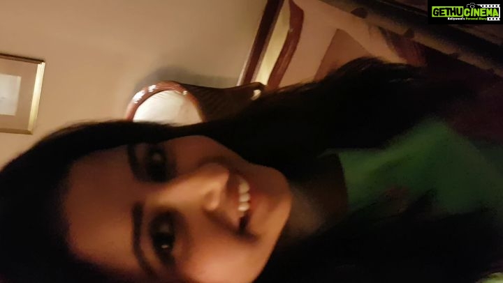 Sana Amin Sheikh Instagram - I don't even remember which hotel and which city this was in.. But yes..we were there for a sonu nigam concert.. Just when i got ready to b on stage to host the legend's concert.. i heard an amateur singer jamming near the pool of the hotel... Can any 1 tell me.. ? :)