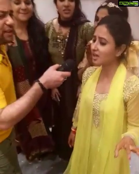 Sana Amin Sheikh Instagram - Family function.. indian wedding... haldi mehendi... cousin's shadi... #Family mein #Singers #WeLoveToSing @junaid_khan_the_leader #Ahmedabad 29.1.2018