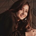 Sana Amin Sheikh Instagram - 🖤🌸 Shot by:@rishishahhhhhh Makeup&hair: @mehekshah.mua