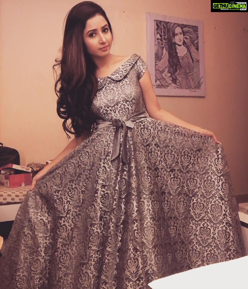 Sana Amin Sheikh Instagram - #dresstrials for #Newyears episode #Bhootu #grey #fiftyshadesofgrey ;) *wink*