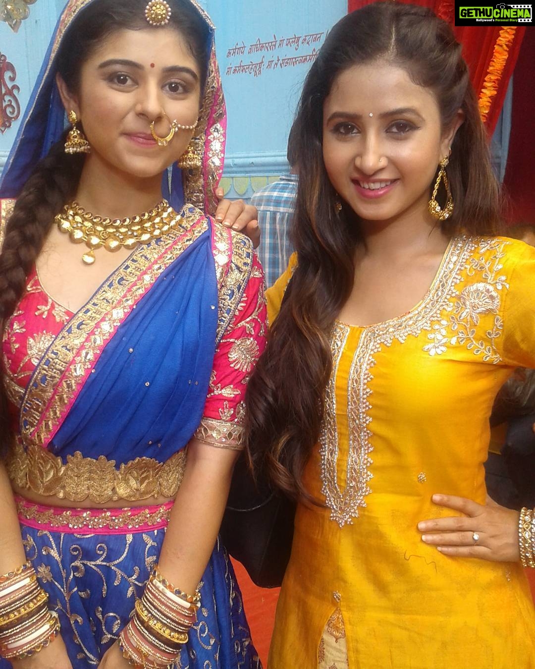 Sana Amin Sheikh Instagram - Are u guys watching #Bhootu and #JeetGayiTohPiyaMore ? @zeetv #sanaminsheikh