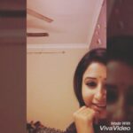 Sana Amin Sheikh Instagram - Random Singing in the Make Up Room .. #RaheinNaRaheinHum