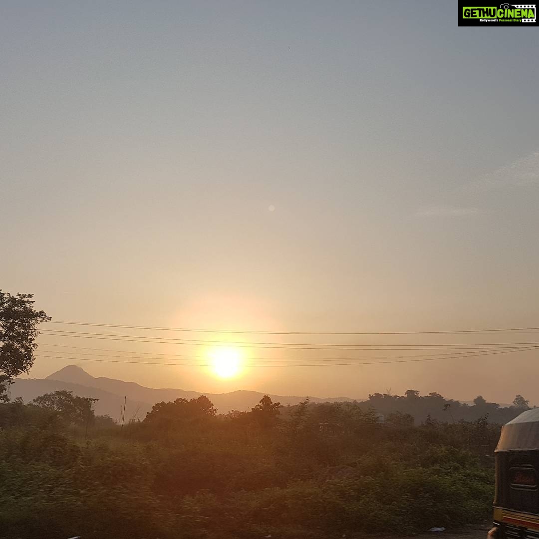 Sana Amin Sheikh Instagram - Good Morning to many.. Good Night to me.. Going back home after a Full Night shoot of #Bhootu ... #LoveMyWork #LoveMyJob #Workoholic #NoFilter 26.9.2017