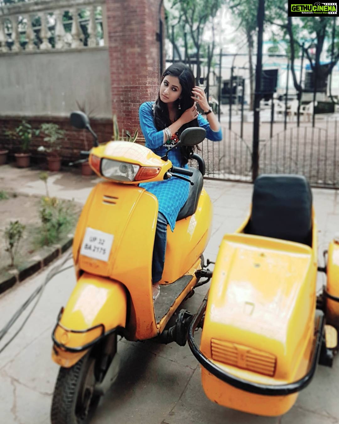 Sana Amin Sheikh Instagram - #ShotSePehle #Lucknow #Bhootu #ZeeTv #SholayWaliScooter