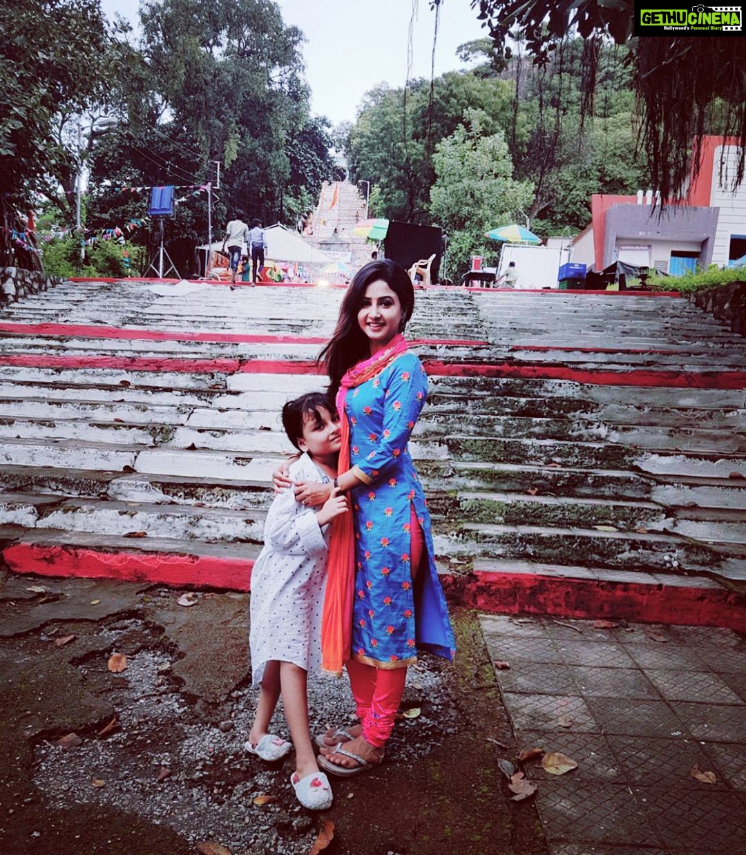Sana Amin Sheikh Instagram - Pihu and Suchi #Bhootu #Zee #ZeeTv #ShootLife 📽🎬 🎥 Chandika Mata temple, Juchandra.