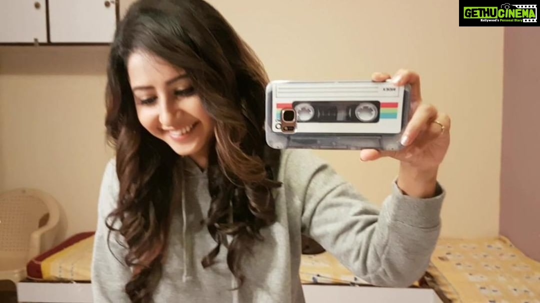 Sana Amin Sheikh Instagram - #NoFilter #Pure #FromTheHeart #MehdiHassan #MujheTumNazarse #GustakhiMaaf #SanaAminSheikh #SanaAminSheikh #AudioCassetes Thank you @case_urs for this lovely #Gift. Guys, follow them and get a great deal on your cool Phone covers.