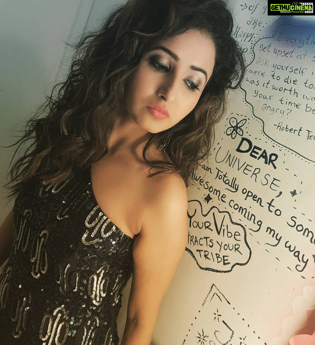 Sana Amin Sheikh Instagram - Your Vibe indeed attracts your Tribe ♡ #NewLook #Actor #IndianActress #IndianActor #LBD #Naamkaran looktest. Small #ThrowBack.
