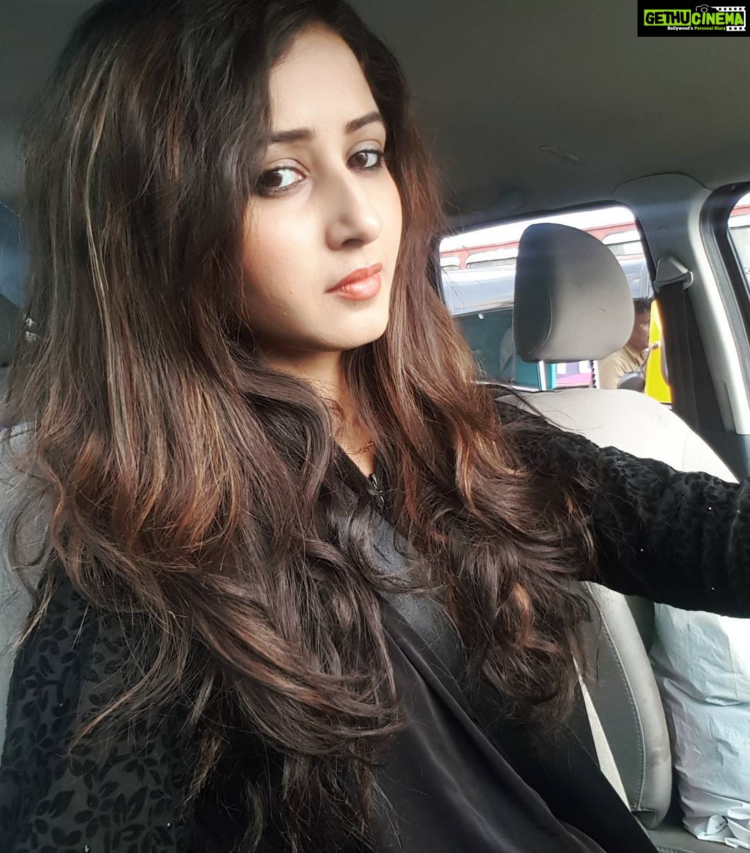 Sana Amin Sheikh Instagram - When in TaaaRaaaaFic... Gaadi ko Bandh karo.. aur ek Selfi lo.. ;)