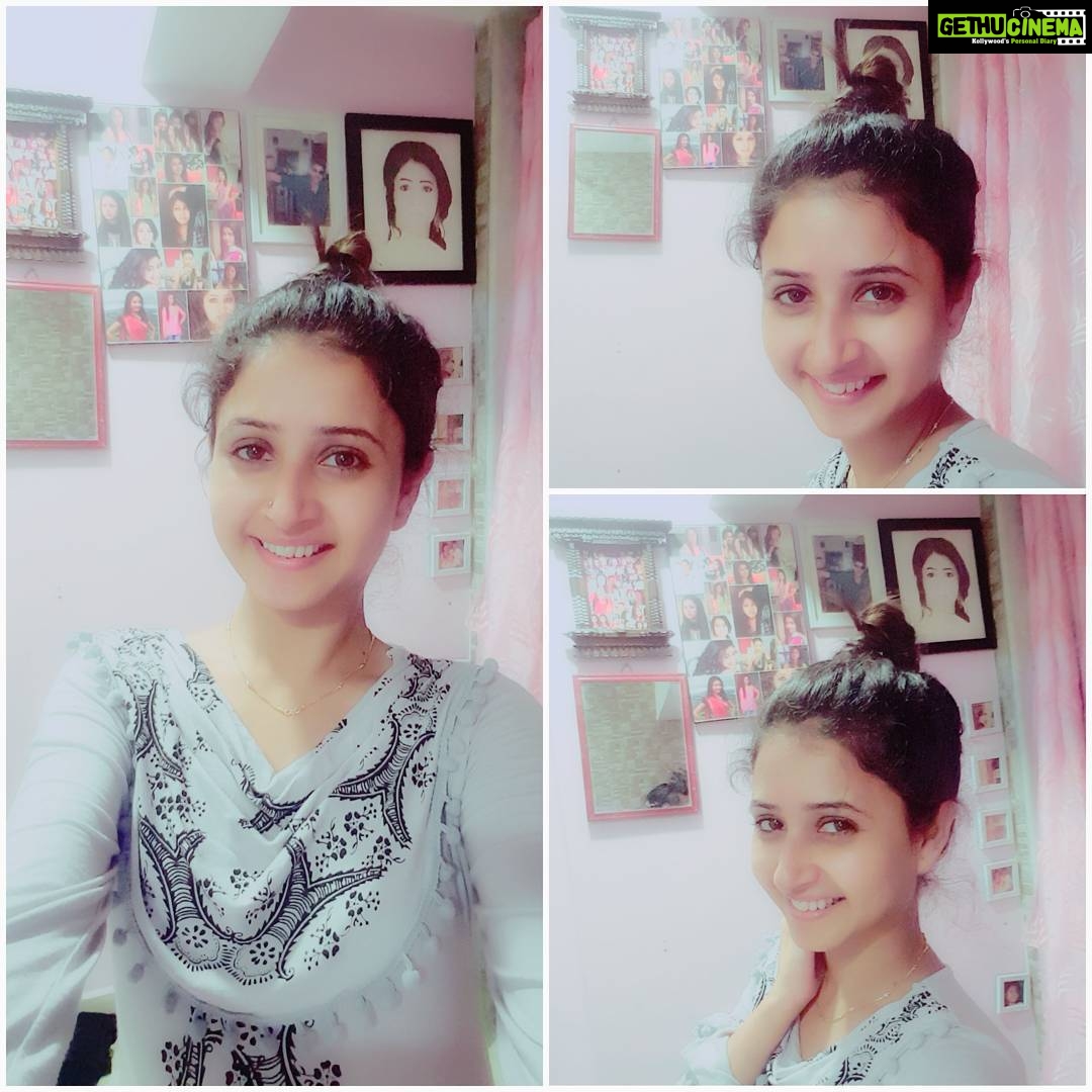 Sana Amin Sheikh Instagram - Pink Bedroom Selfies.. #Mom's #House.. 3.7.2017