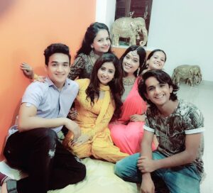 Sana Amin Sheikh Instagram - #Digangana's house warming party. Lots of chit chatting.. #DiganganaSuryavanshi #SanaAminSheikh @faisalkhan30 #Bhavesh #GiaManek 30.6.2017