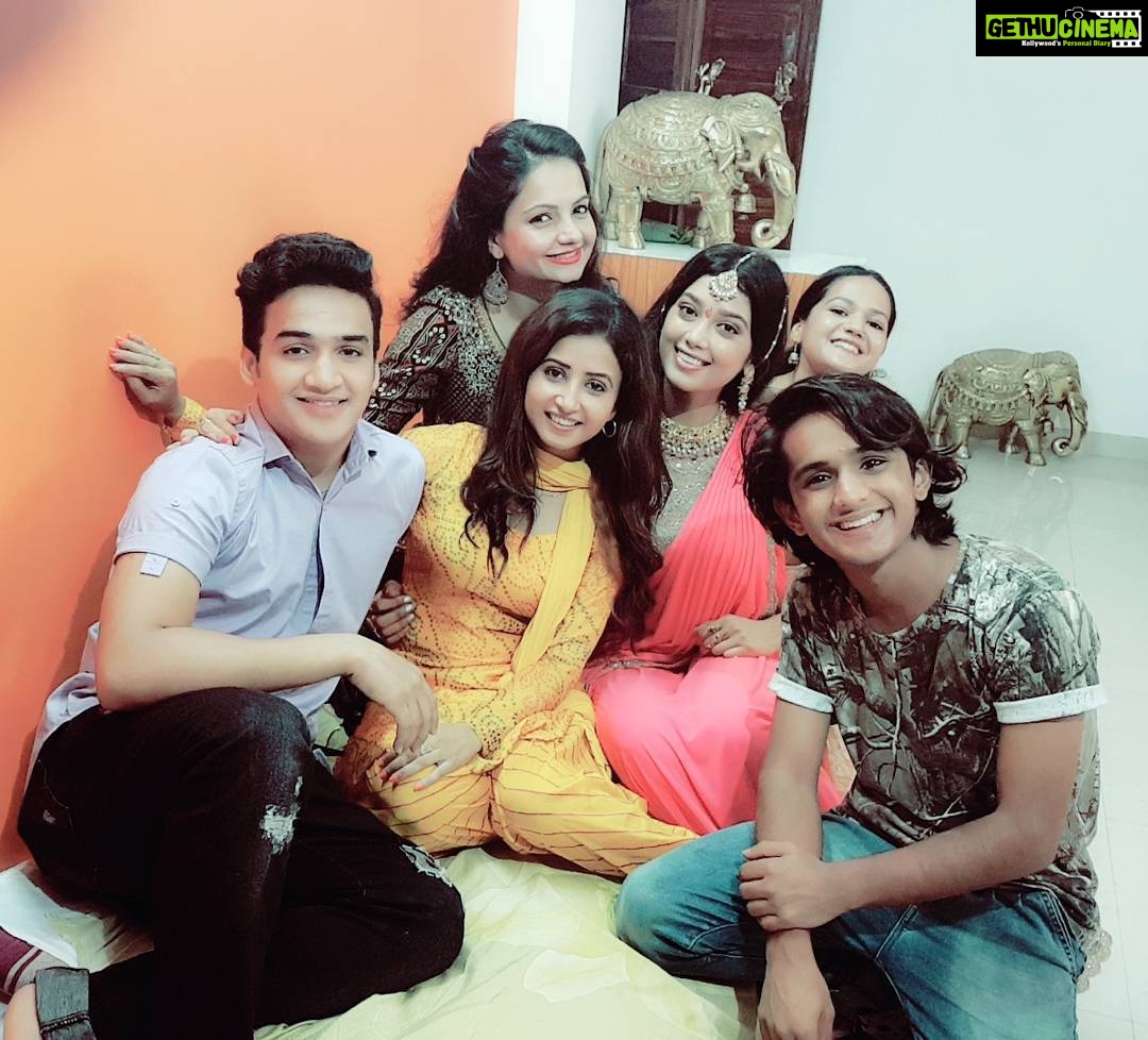 Sana Amin Sheikh Instagram - #Digangana's house warming party. Lots of chit chatting.. #DiganganaSuryavanshi #SanaAminSheikh @faisalkhan30 #Bhavesh #GiaManek 30.6.2017