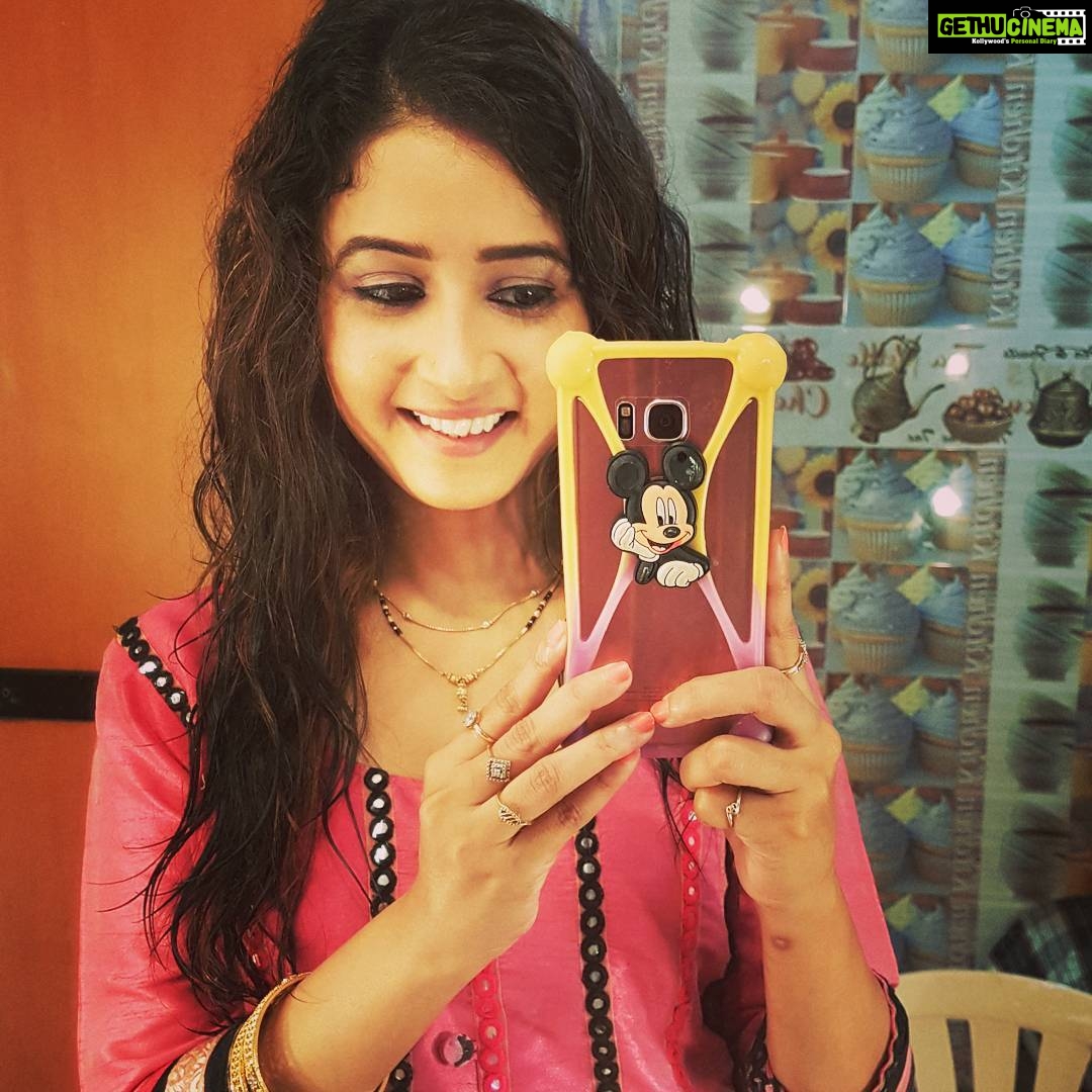 Sana Amin Sheikh Instagram - Thank you @klip2deal this phone cover looks so so cute.. and it has my favourite #Mickey on it.. #PhoneCover #Pink #Klip2Deal #Gift #Shopping