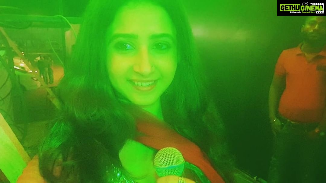 Sana Amin Sheikh Instagram - #SonuNigamLiveInConcert #Datia #MadhyaPradesh #MeAnchoring #SonuNigam #MeenalJain #SanaAminSheikh I am managed by @slashproductions 15.3.17